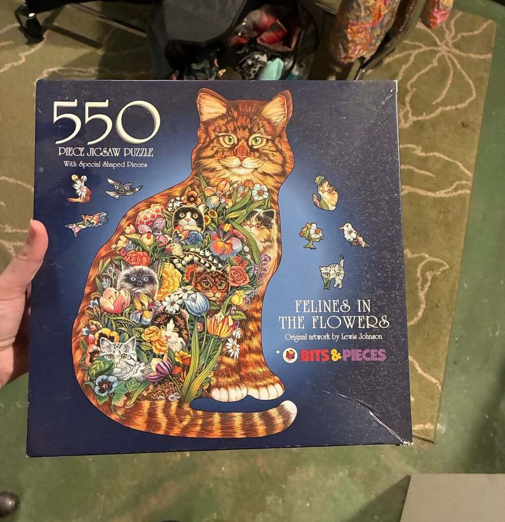 550 Pc Shaped Jigsaw Puzzle Felines in the Flowers